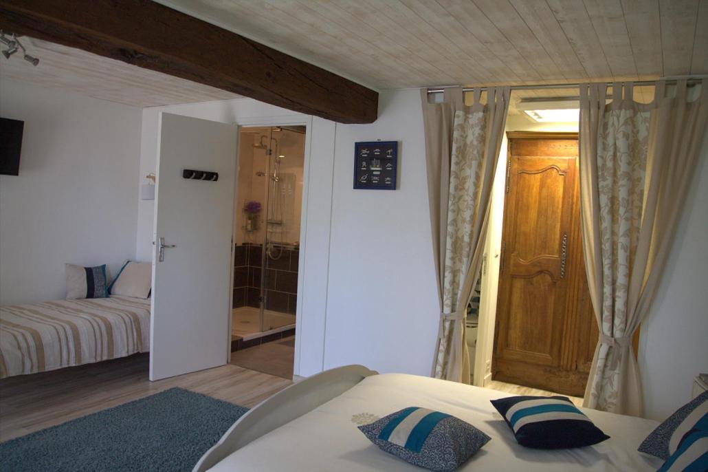 Chambre D Hote La Roussiere Saint-Ouen-Des-Toits Eksteriør bilde