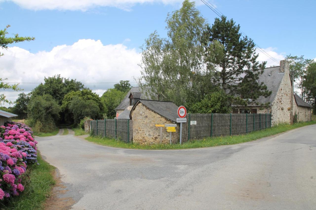 Chambre D Hote La Roussiere Saint-Ouen-Des-Toits Eksteriør bilde